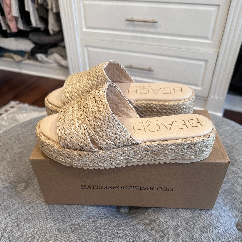 Beach by Matisse Layback wedge sandal in color natural
